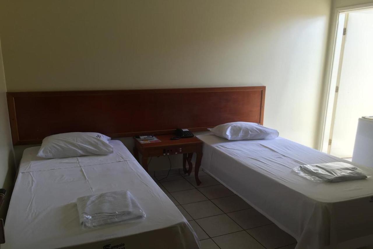 Oyo Hotel Sampaio Itumbiara Exteriör bild